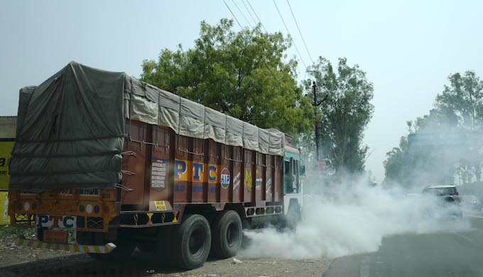 प्रदुषण नियंत्रण के लिए क्या वाहनों पर पाबंदी सही विकल्प/ फैसला,