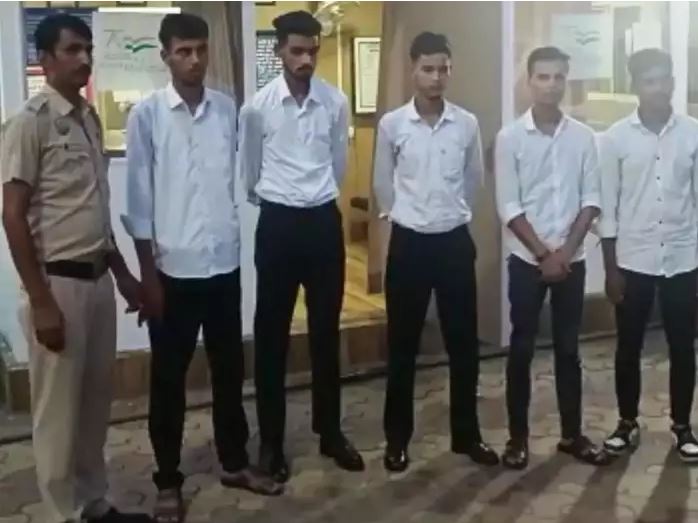 Delhi Crime: फर्जी टीटीई कर रहे थे ट्रेन में चेकिंग, पांच को पुलिस ने दबोचा, मास्टरमाइंड की तलाश