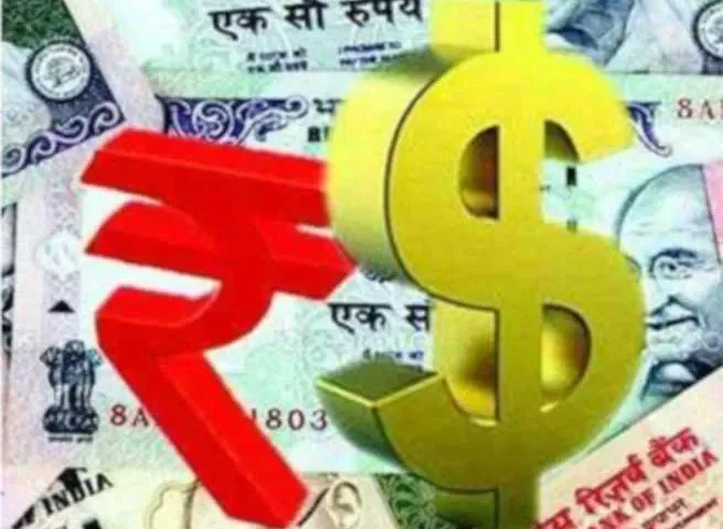 पहली बार रुपया, एक डॉलर के मुकाबले लुढ़ककर ८३ रुपए के पार…
