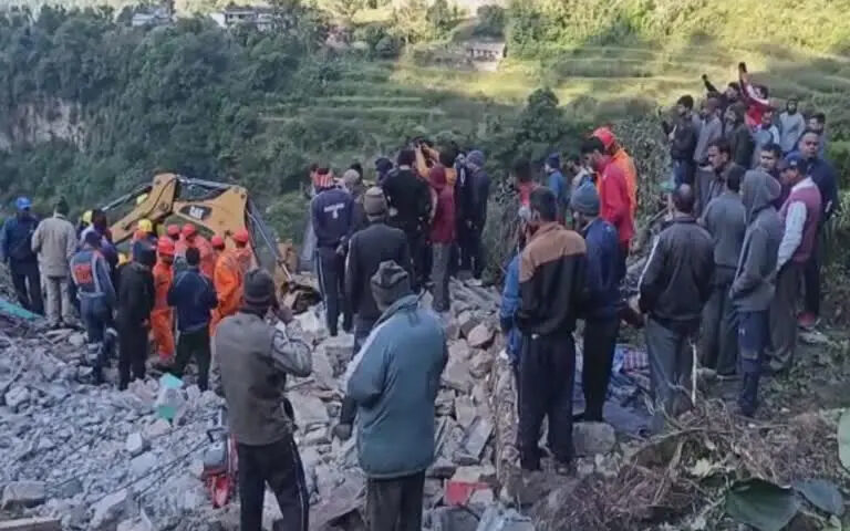 चमोली के थराली में भूस्खलन से 4 की मौत, मकानों पर बोल्डर गिरने से परिवार के 5 लोग दबे