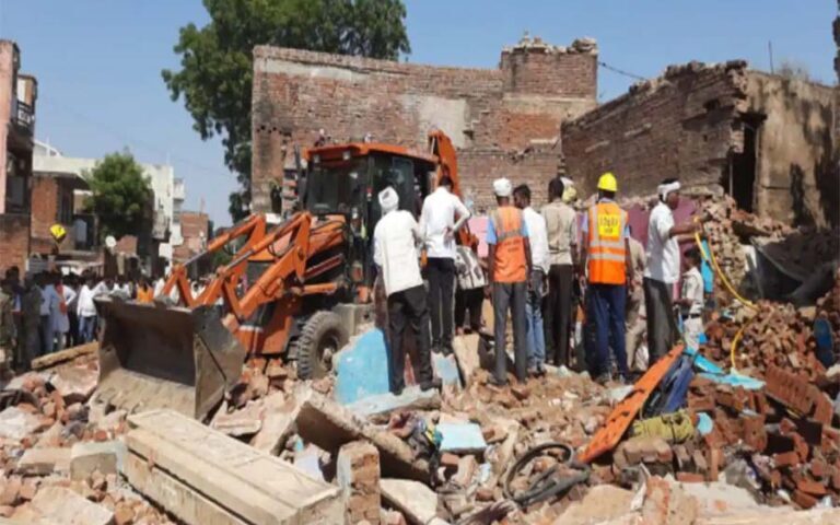 Big Breaking : यहां पटाखा फैक्ट्री में ब्लास्ट ,पूरी इमारत हुई जमींदोज ,3 की मौके पर ही मौत। आखिर कहा और कैसे ? Tap कर जाने