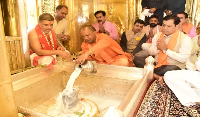 वाराणसी में पीएम के जीवन पर केंद्रित चित्र प्रदर्शनी का सीएम ने किया उद्घाटन।