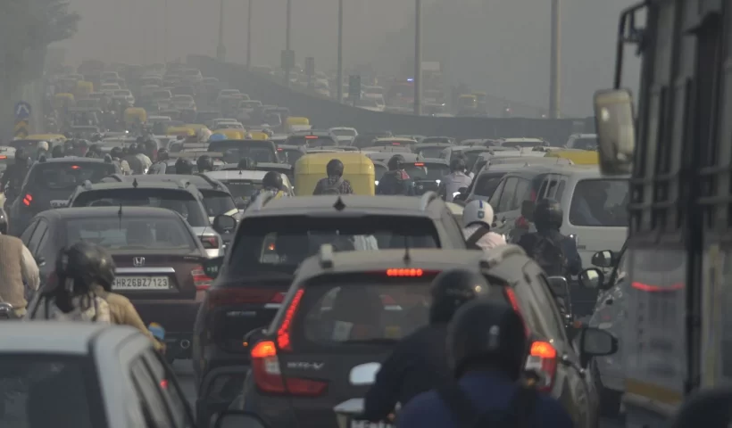 दिल्ली में डीजल वाहनों पर पाबंदी क्यों, जब बाहरी राज्यों के पंजीकृत वाहनों को आने की इजाजत