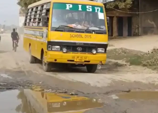 चंदौली में भी जर्जर सड़कों पर चलने को मजबूर लोग, एक्सीडेंट में चोटिल हो रहे हैं लोग।