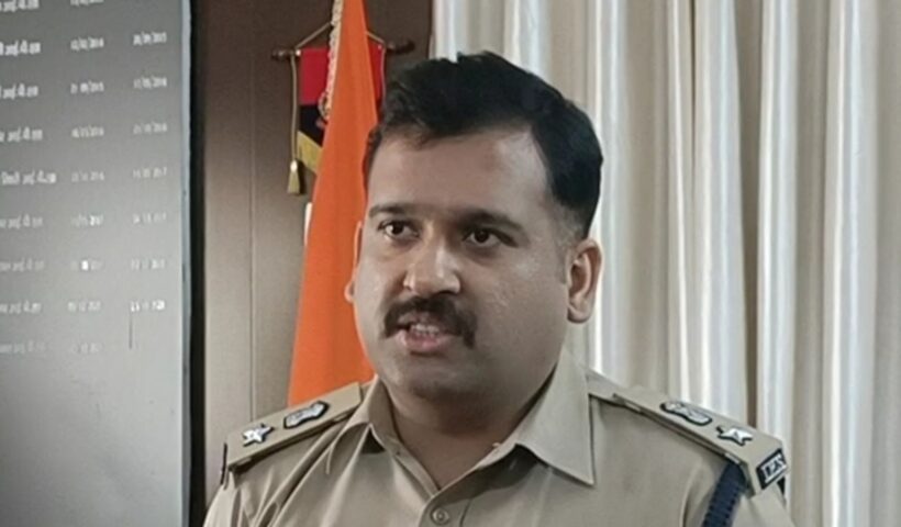 चंदौली में व्यापारी को गोली मारने का खुलासा न होने पर एसपी ने दारोगा को किया सस्पेंड।