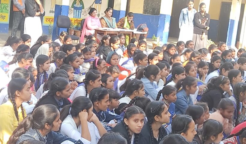 आदर्श राजकीय कन्या इंटर काॅलेज में सड़क सुरक्षा जागरूकता कार्यक्रम का आयोजन, छात्राओं को दी गई सड़क सुरक्षा के नियमों की जानकारी