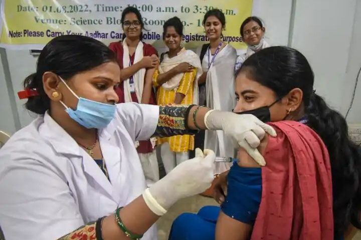 Covid-19 Alert In India: चीन में कोविड-19 के मामलों और मौतों में बढ़ोतरी को देखते हुए भारत हाई अलर्ट पर है।