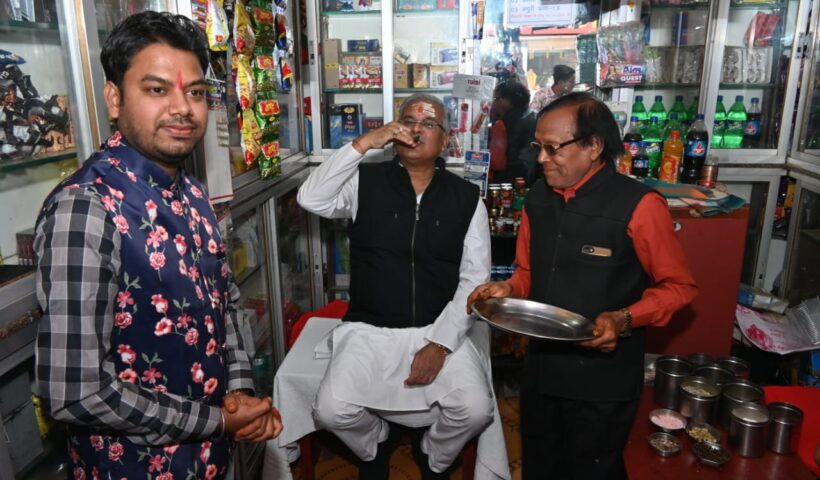 मुख्यमंत्री ने फेमस पान सेंटर पहुंचकर लिया पान का स्वाद