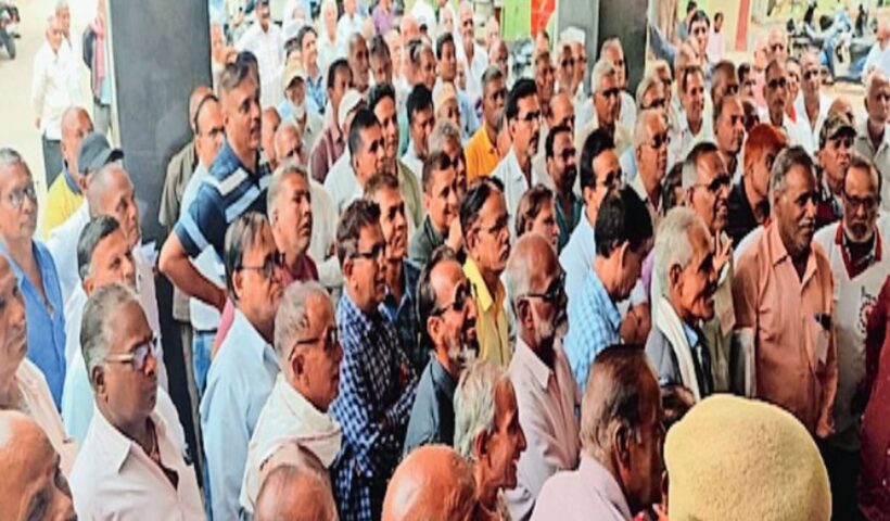 पेंशनर्स ने ‘रास्ता रोको आंदोलन’ कर लगाया घंटाघर पर जाम, गिरफ्तार