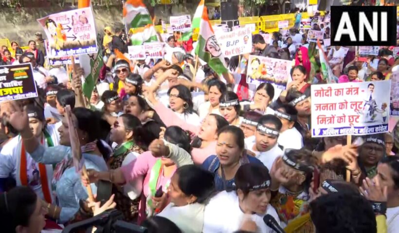 महिला कांग्रेस की सदस्यों ने बेरोजगारी, मंहगाई और अन्य मुद्दों को लेकर केंद्र सरकार के खिलाफ जंतर-मंतर पर धरना दिया