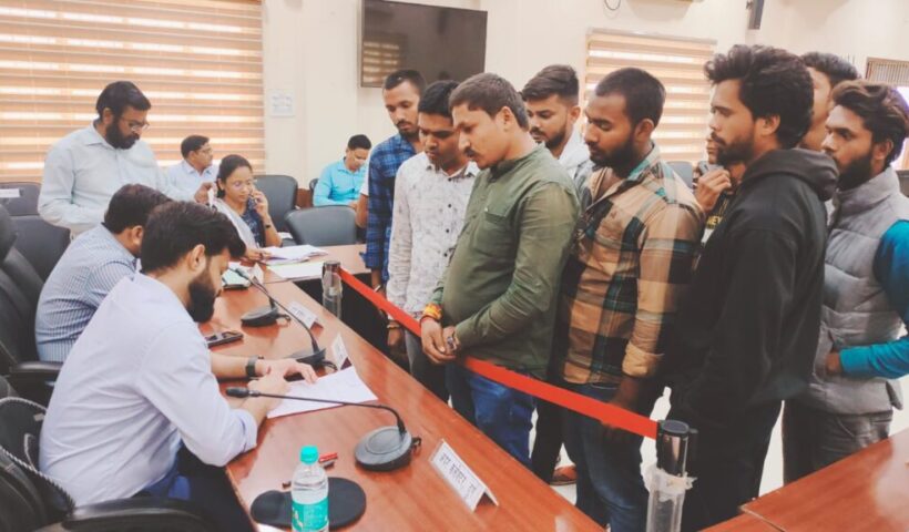 नगपूरा और अंजोरा (ख) में शासकीय कॉलेज की मांग को लेकर युवाओं ने कलेक्टर को सौंपा ज्ञापन