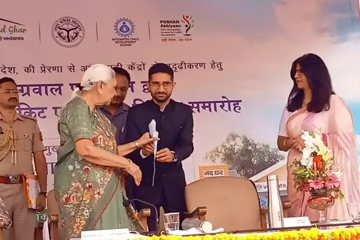 राज्यपाल ने वाराणसी में आंगनबाड़ी कार्यकर्ताओं को वितरित किए सामग्री किट व टैबलेट,,,।