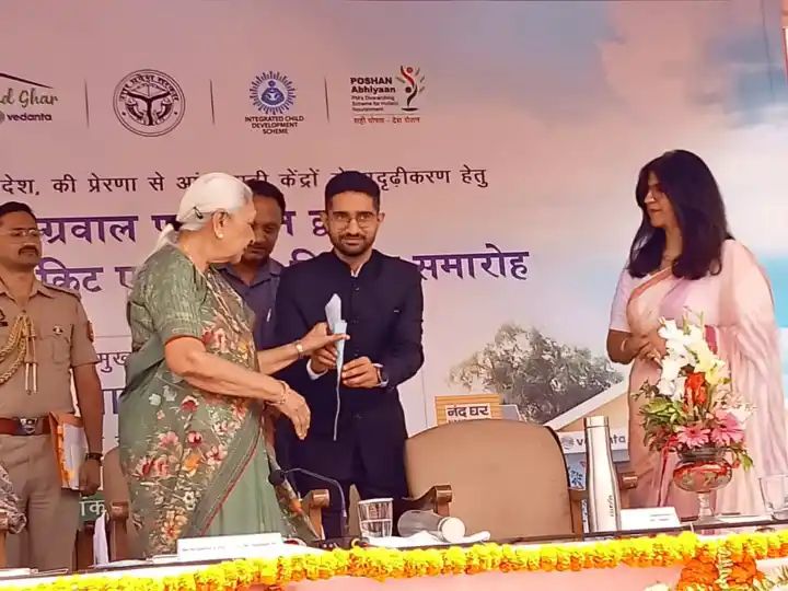 राज्यपाल ने वाराणसी में आंगनबाड़ी कार्यकर्ताओं को वितरित किए सामग्री किट व टैबलेट,,,।