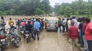 पहाड़ से मैदान तक बरसी आफत, कई लोग बहे, भवन हुए ध्वस्त