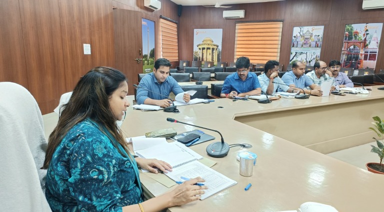  समीक्षा बैठक में डीएम ने दिया अधिकारियों को निर्देश