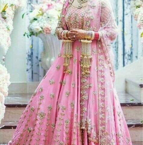 इस रंग का लहंगा बन रहा होने वाली दुल्हनों की पहली पसंद, शादी से पहले आप भी डालें एक नजर
