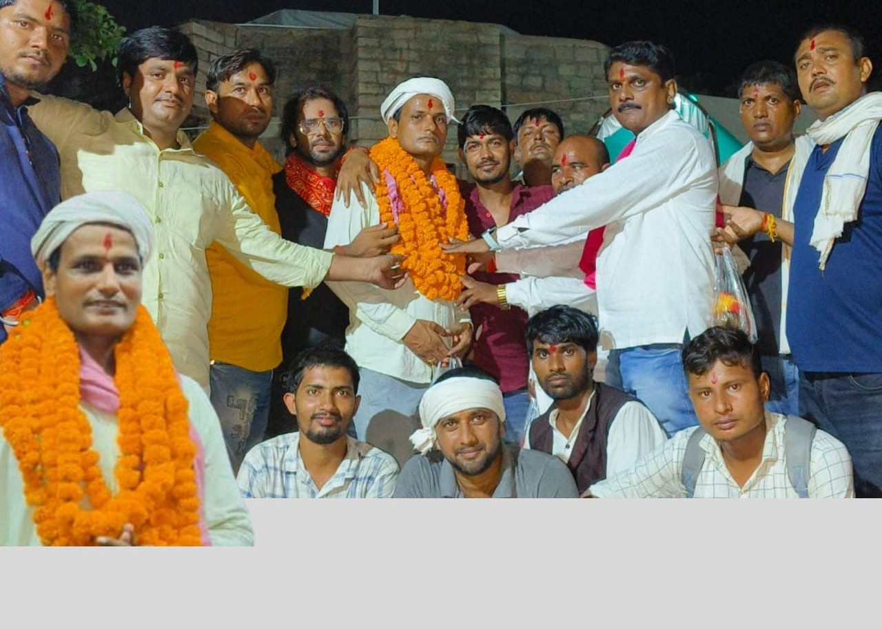 जेल से निकलने के बाद रामाश्रय यादव को कलाकारों ने फूल माला से किया सम्मानित 