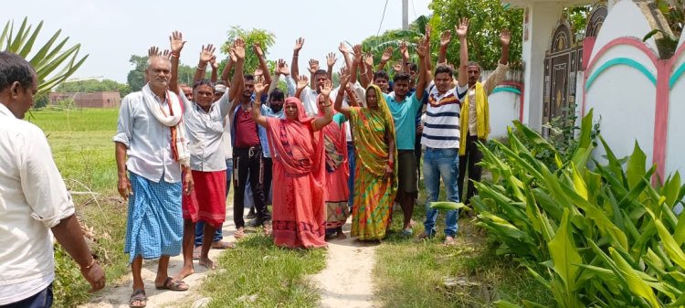 जलनिगम की कारस्तानी से परेशान ग्रामीणों ने किया प्रदर्शन 