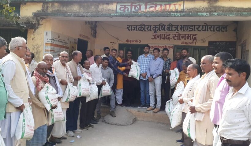 ब्लॉक प्रमुख घोरावल ने किसानों में किया बीज वितरित