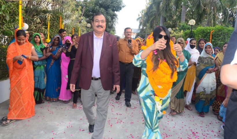 काका ओवरसीज कालीन कम्पनी में पहली बार पहुंचे युराज यजुर राय का जोरदार हुआ स्वागत