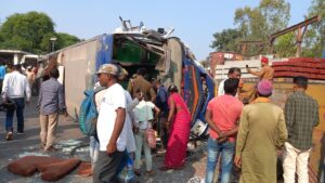 अगला चक्का फटने से अनियंत्रित होकर बस डिवाइडर पार कर पलटी, दर्जनो यात्री जख्मी