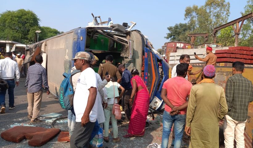 अगला चक्का फटने से अनियंत्रित होकर बस डिवाइडर पार कर पलटी, दर्जनो यात्री जख्मी