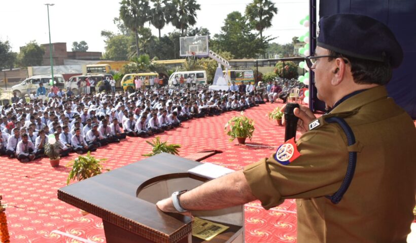 जागरूकता कार्यक्रम के तहत बच्चों को यातायात नियमों की दी गई जानकारी 