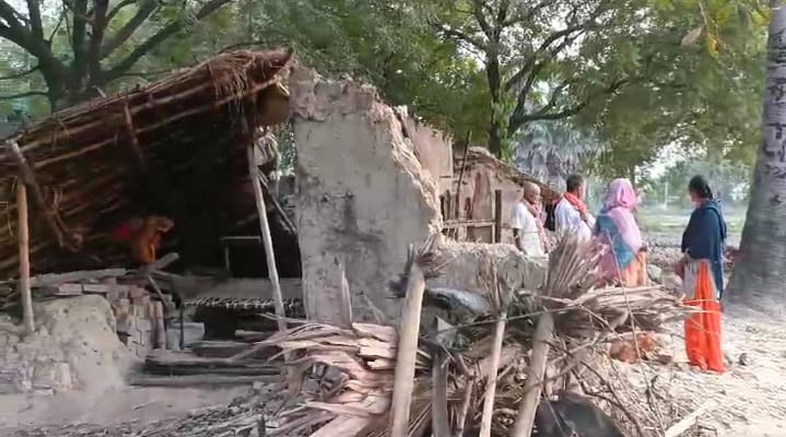 प्रधान और दो दर्जन ग्रामीणों ने गिरा दी गरीब की झोपड़ी, नहीं हुई कार्यवाही 