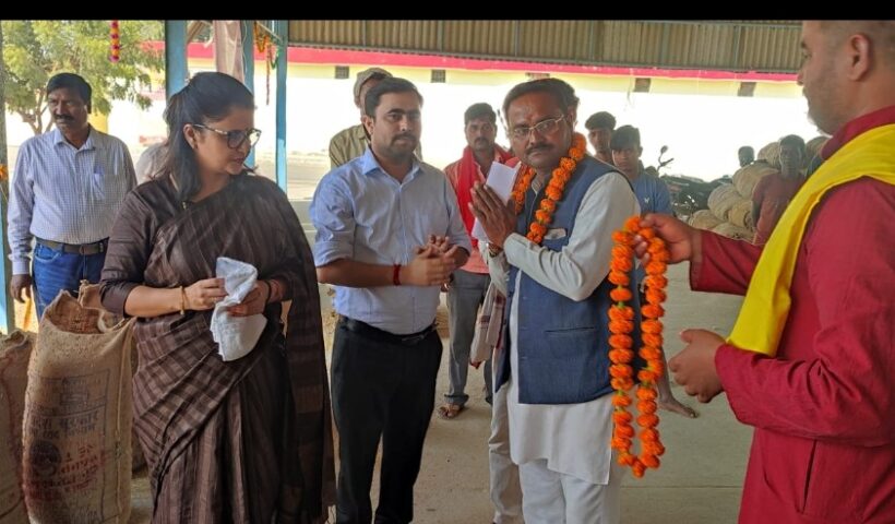 मण्डी परिसर स्थित धान क्रय केन्द्र का डीएम ने किया निरीक्षण
