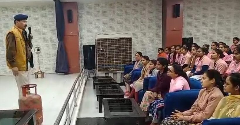 अध्यापक व छात्र-छात्राओं को अग्निशमन टीम ने दिया प्रशिक्षण