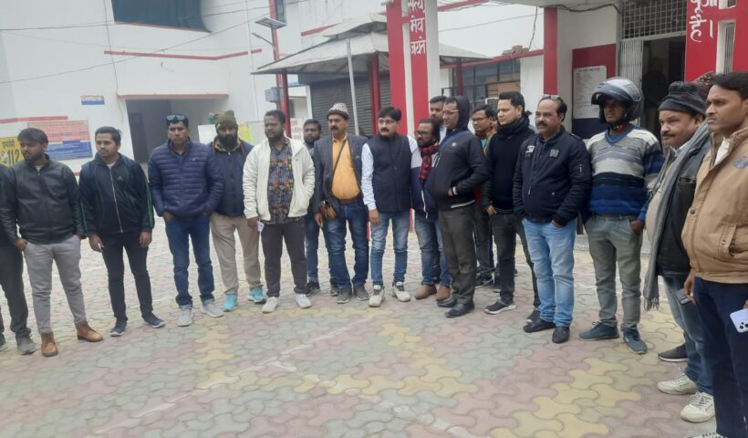 आग की घटना का कवरेज करने गए पत्रकारों से की गई मारपीट