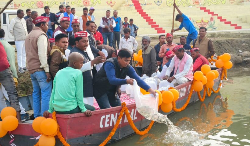 रिवर रैचिंग कार्यक्रम के तहत चेयरमैन ने सोन नदी में छोड़ी मछलियां