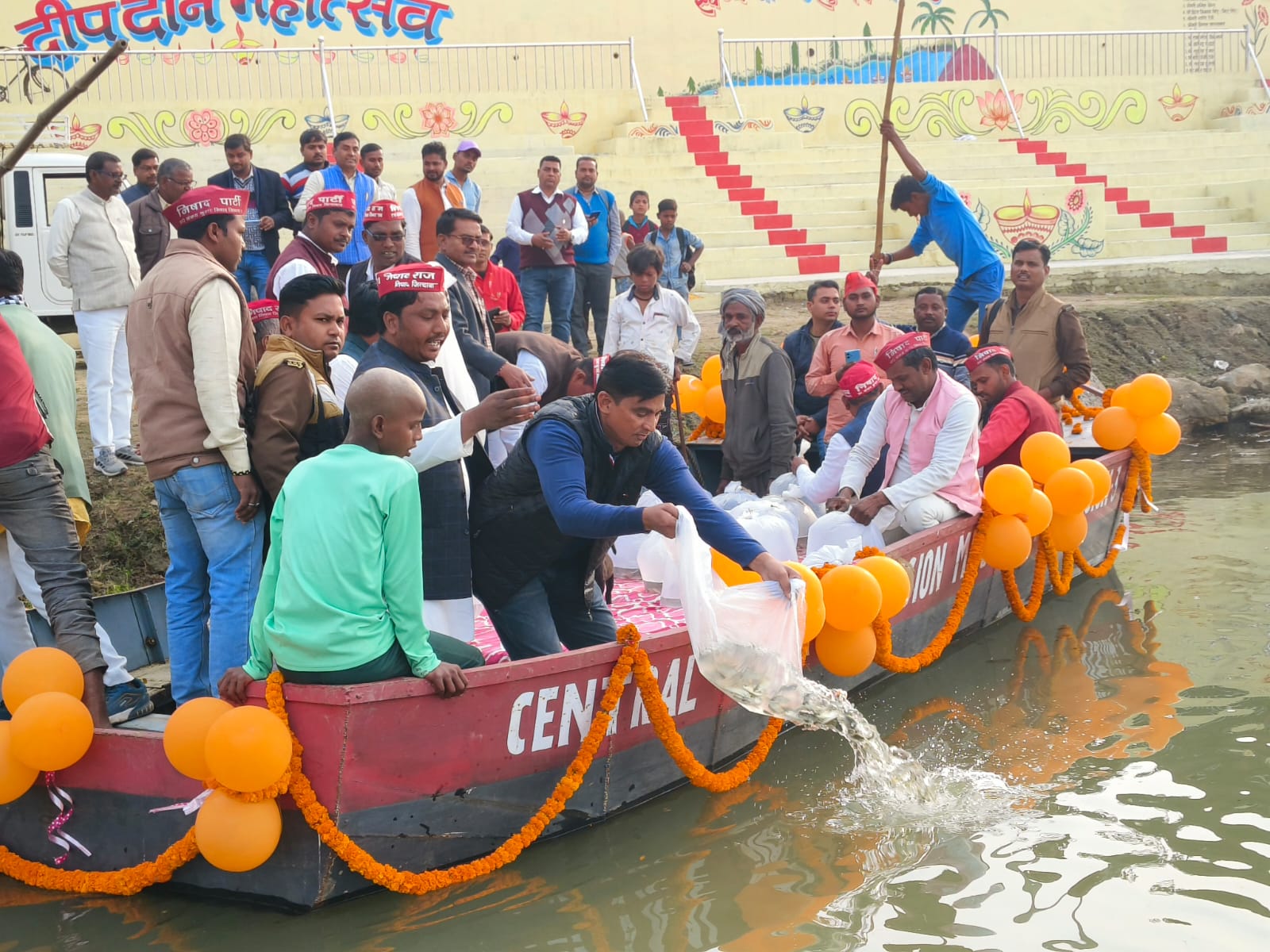 रिवर रैचिंग कार्यक्रम के तहत चेयरमैन ने सोन नदी में छोड़ी मछलियां