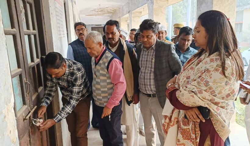 राजनैतिक दलों के उपस्थिति मे जिला निर्वाचन अधिकारी आर्यका अखौरी ने ई0वी0एम0 गोदाम का किया स्थलीय  निरीक्षण