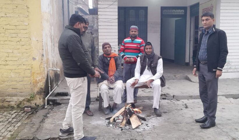 बढ़ती ठंड को दृष्टिगत रखते हुए नगर पंचायत ने शुरू कराए अलाव