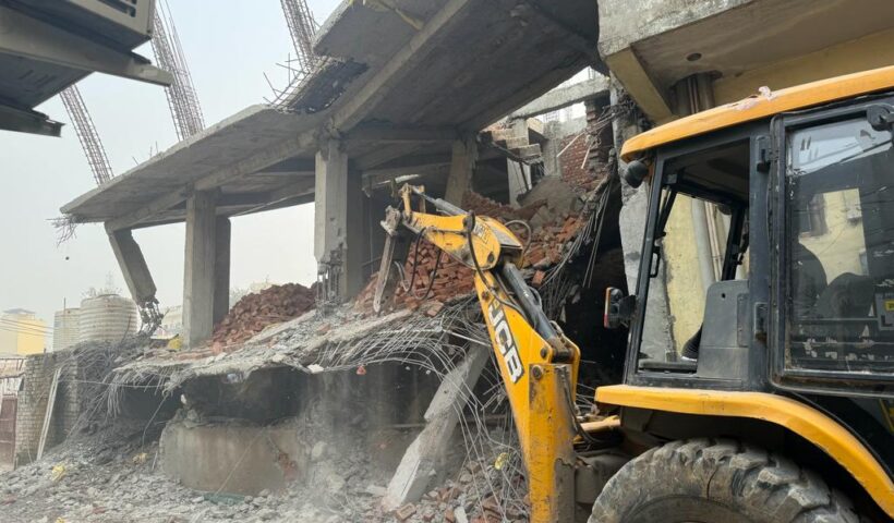 अनाधिकृत निर्माणों पर चला नगर निगम का पीला पंजा