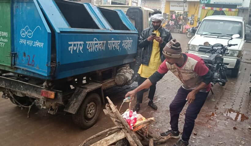 चेयरमैन नरगिस द्वारा नगर के चट्टी चौराहों पर जलवाए जा रहे अलाव