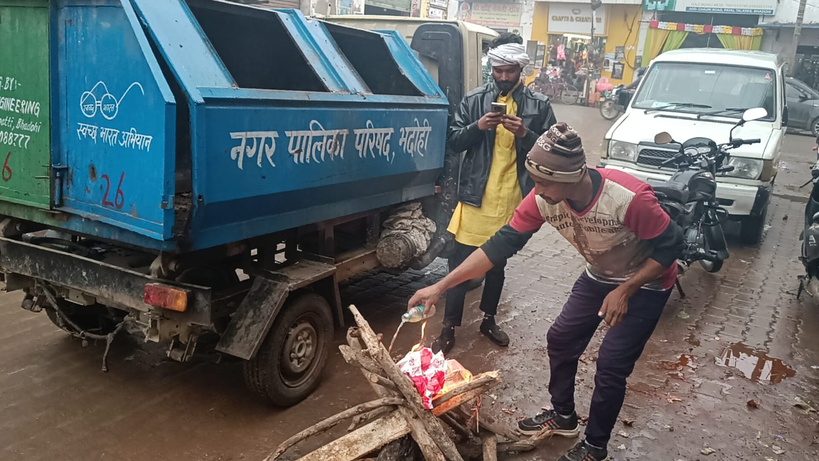 चेयरमैन नरगिस द्वारा नगर के चट्टी चौराहों पर जलवाए जा रहे अलाव