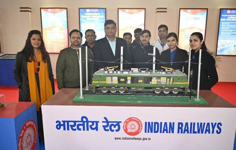 भारत मंडपम में ‘आत्मनिर्भर भारत उत्सव’ की रौनक, बना बनारस रेल इंजन कारखाना द्वारा