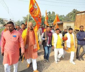 रामभक्तों की टोली के साथ अक्षत लेकर घर घर पहुंचें प्रमुख राजन सिंह 