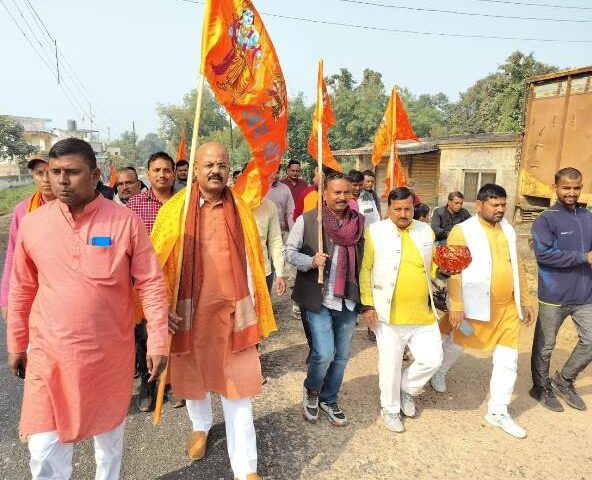 रामभक्तों की टोली के साथ अक्षत लेकर घर घर पहुंचें प्रमुख राजन सिंह 