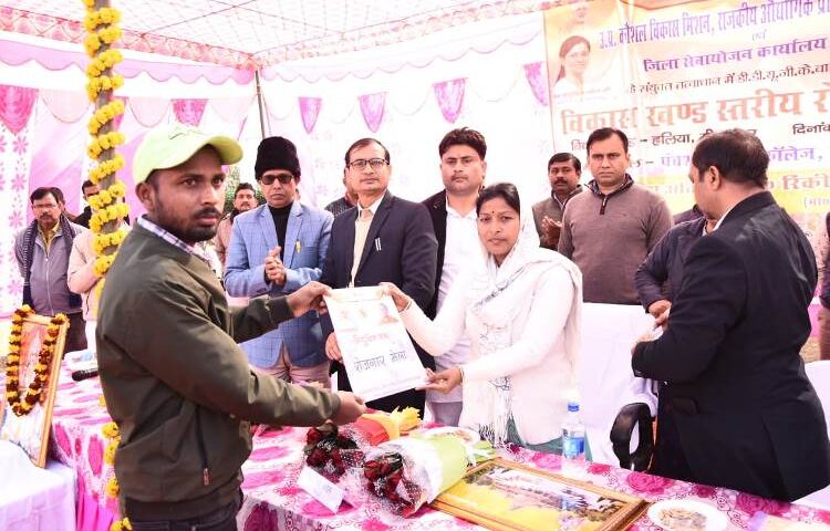 विकास खंड स्तरीय रोजगार मेले में मा0 विधायक छानबे ने अभ्यर्थियो को वितरित किया आफर लेटर